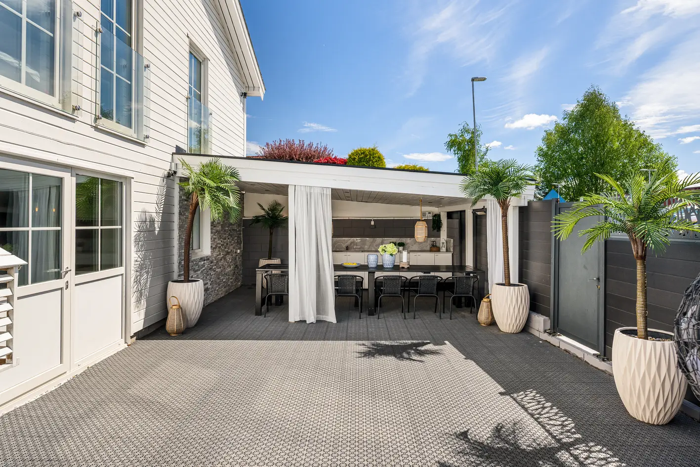 Moderne og innholdsrik enebolig. Påkostet 2019/20. 2 hybler. Basseng med jacuzzi. Solrik hage. Utekjøkken. Dobbelgarasje photo 5