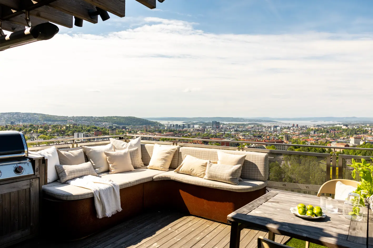 Sjelden og eksklusiv toppleilighet over tre plan - Privat terrasse på 20m² - Fantastisk panoramautsikt over Oslo - Hybel