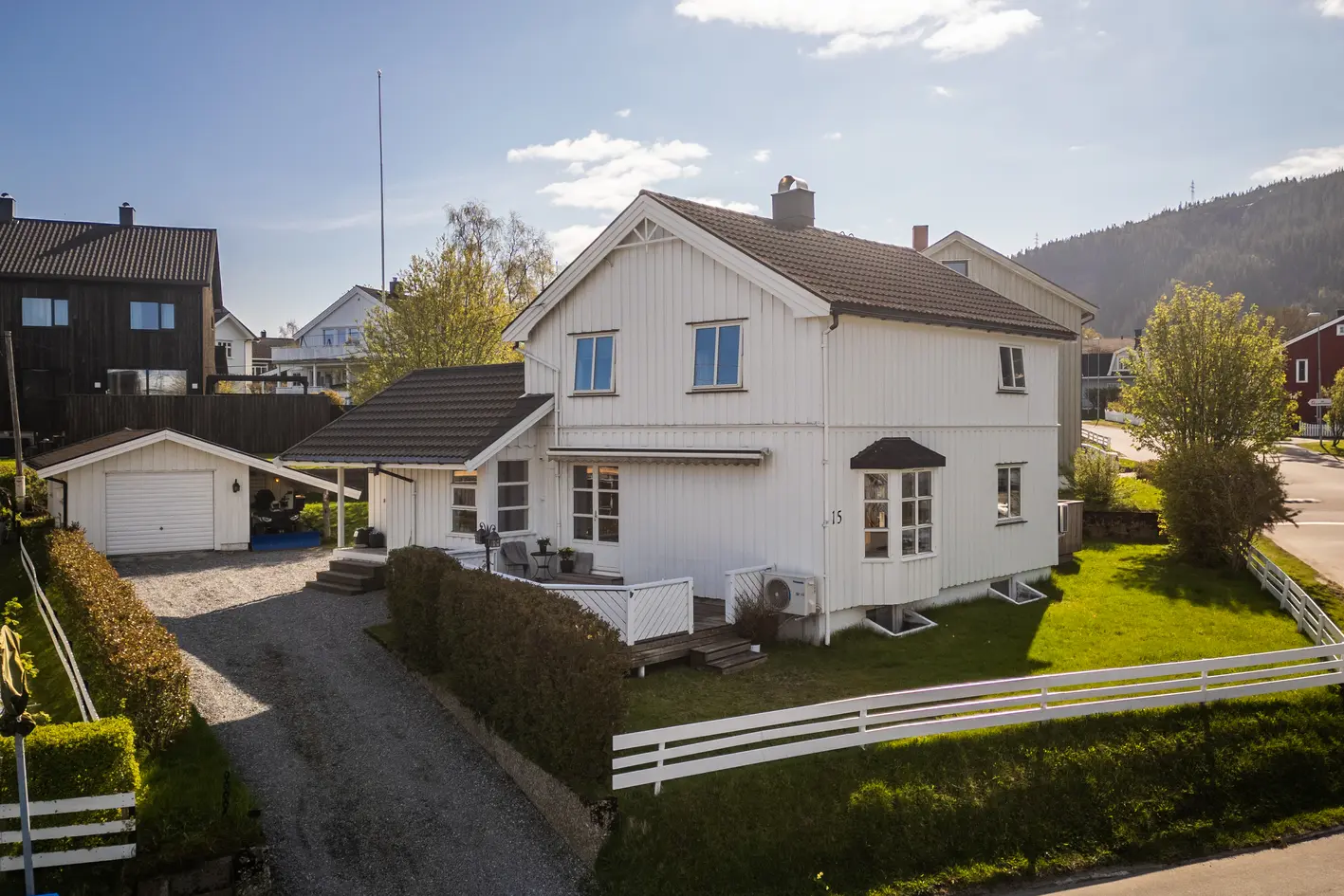 Velholdt enebolig over tre plan med familievennlig og sentral beliggenhet | Flere solrike uteplasser | Garasje