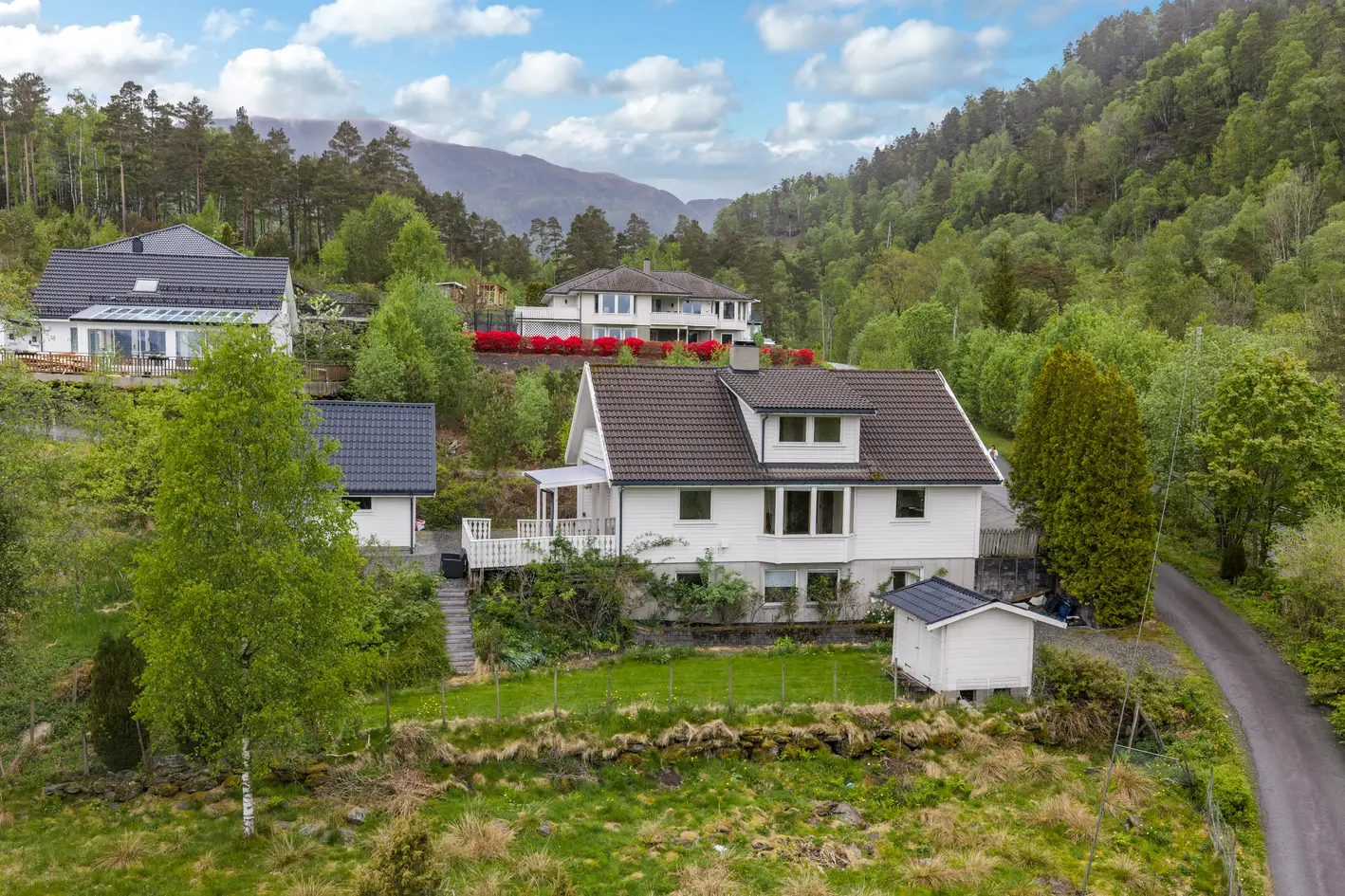 Enebolig med utleieleilighet i kjeller og en fantastisk utsikt! - Garasje, vikedal