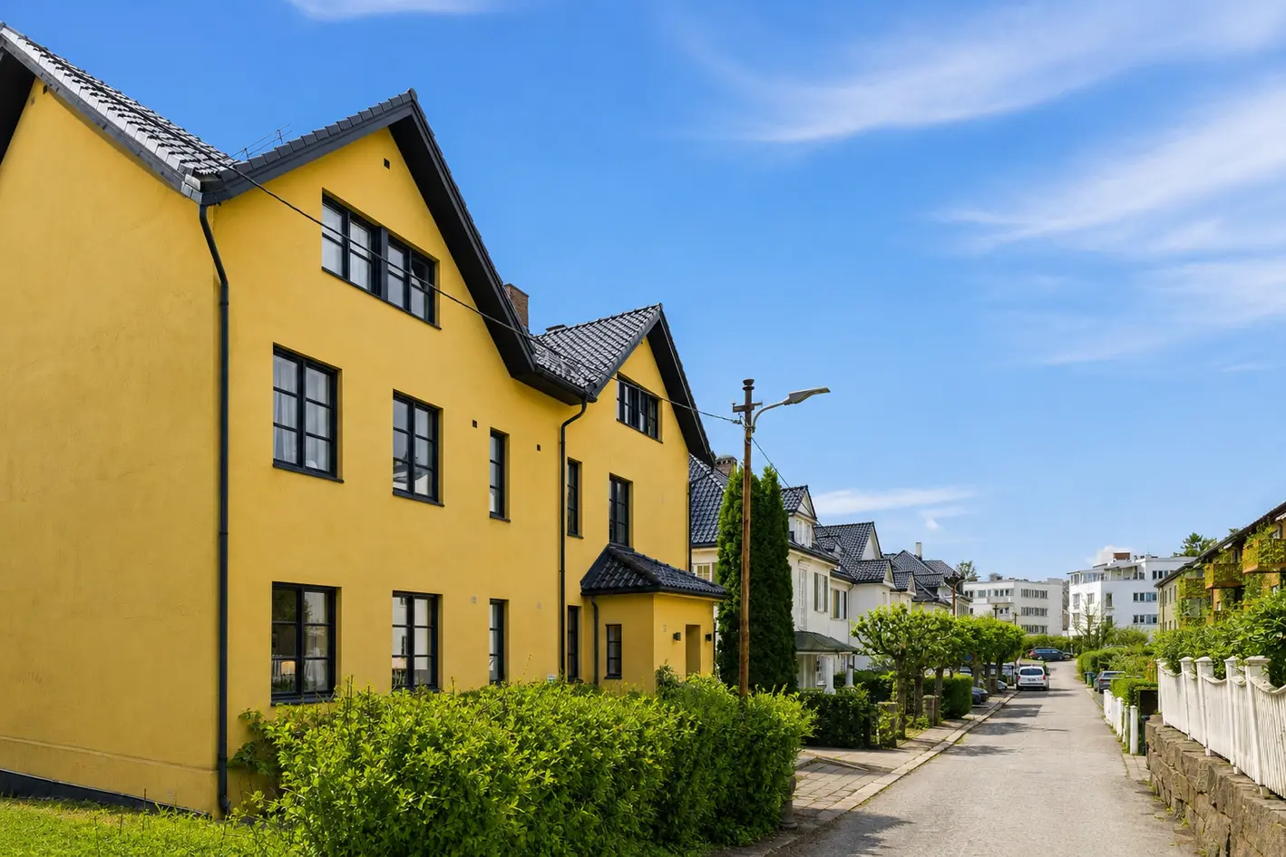 Praktfull leil. beliggende i usjenert grønn lunge på beste Frogner. Sydvestvendt veranda m/utgang til hage. 2 garasjepl.