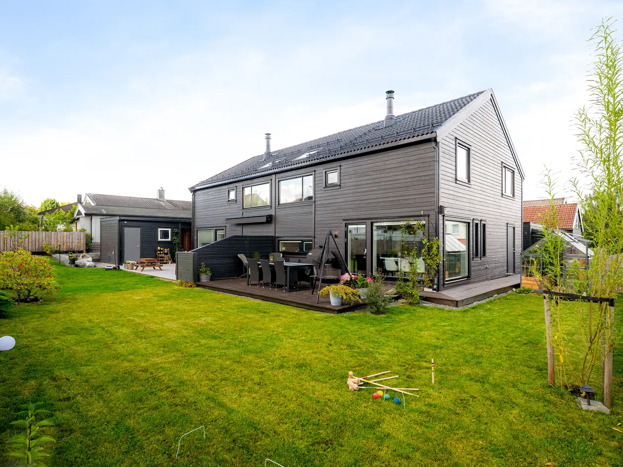 Strøken tomannsbolig fra 2023 med attraktiv beliggenhet. Stor hage og solrik terrasse. Høy standard. Carport. Garanti.