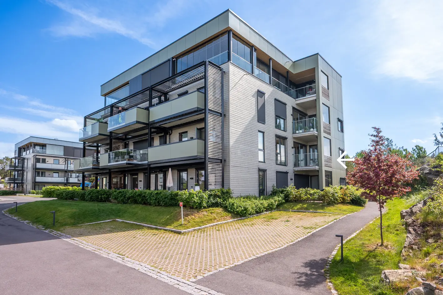 Solrik 3-roms hjørneleilighet fra 2022 – sydvestbalkong m/sjøgløtt, parkering, heis og bod. Nær bystrand og sentrum! photo 2