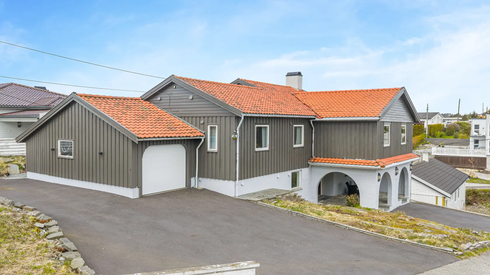 Innholdsrik og oppgradert enebolig i veletablert og rolig nabolag - Garasje