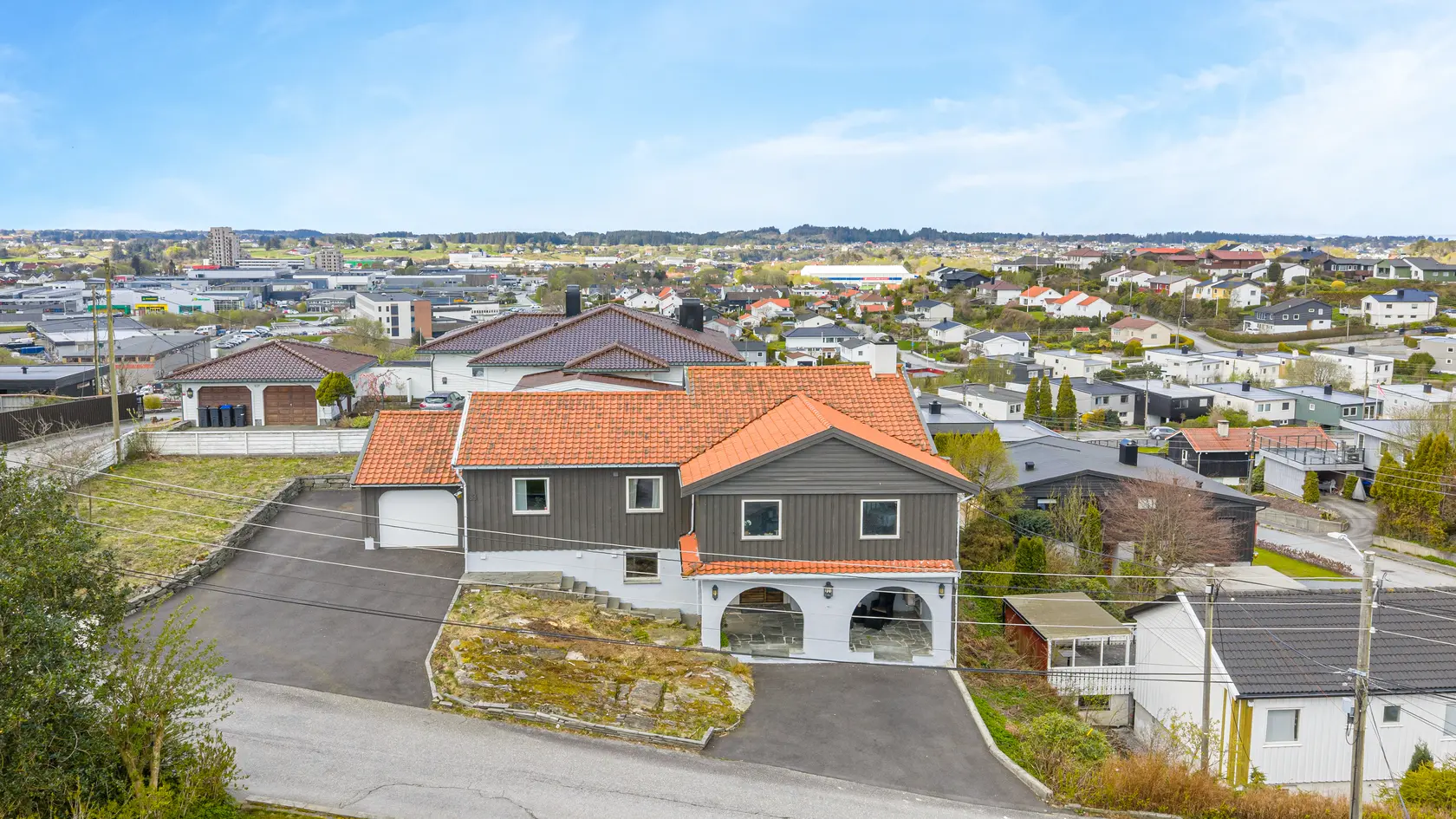 Innholdsrik og oppgradert enebolig i veletablert og rolig nabolag - Garasje photo 5