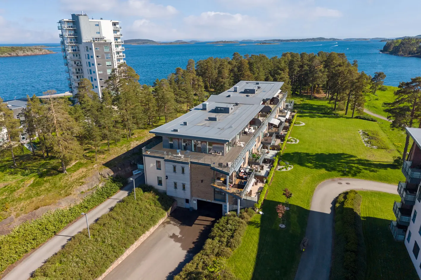 Unik toppleilighet med panoramautsikt. Gode solforhold - 2 garasjeplasser - båtplass.