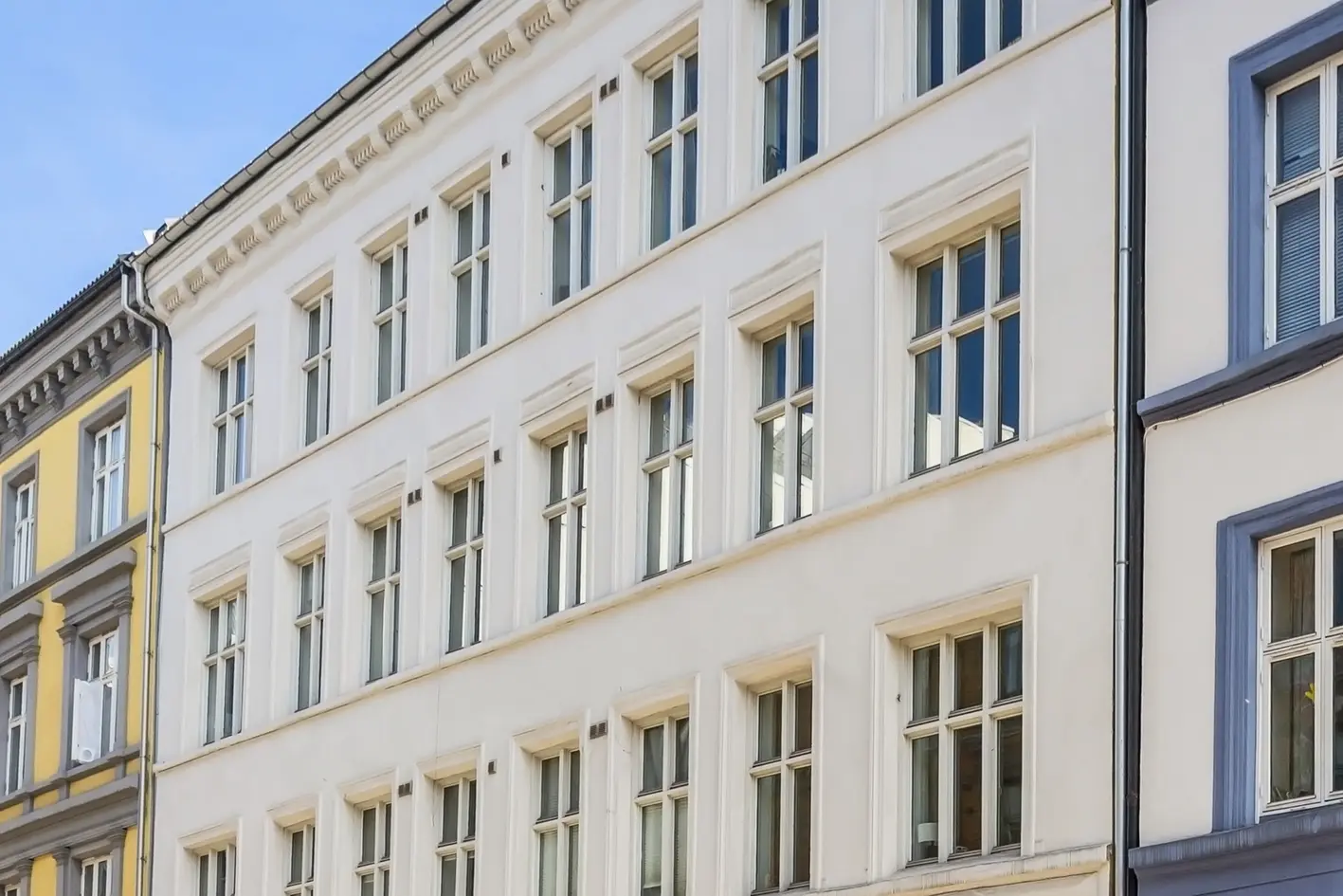 Påkostet toppleilighet m/sydvendt takterrasse. Gulvareal 75 m2. Nyoppusset 2025. Enveiskjørt gate. Godt utleieobjekt