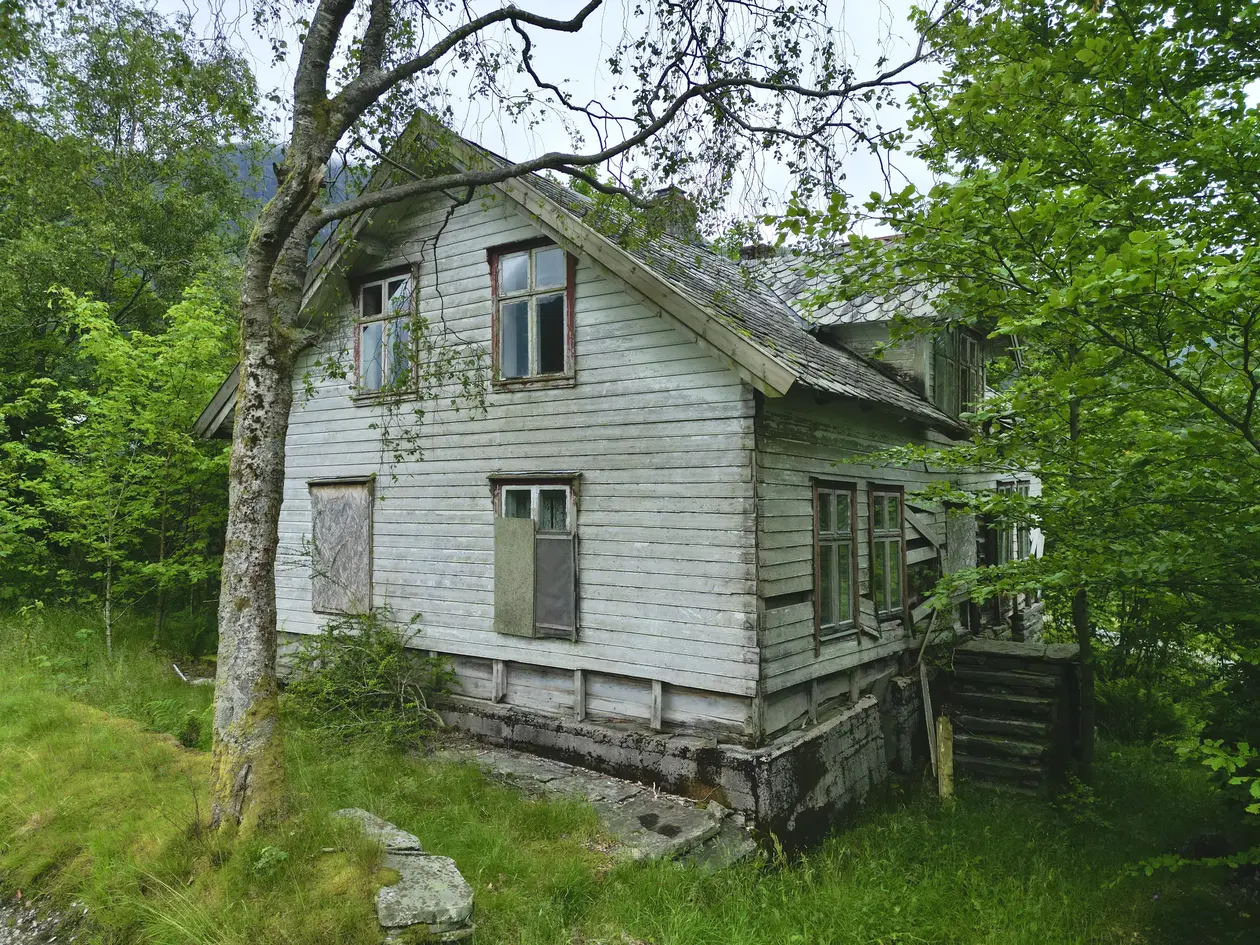 Solrik tomt i Nordgulen med eldre bolighus og betydelig behov for modernisering / rivning. photo 2