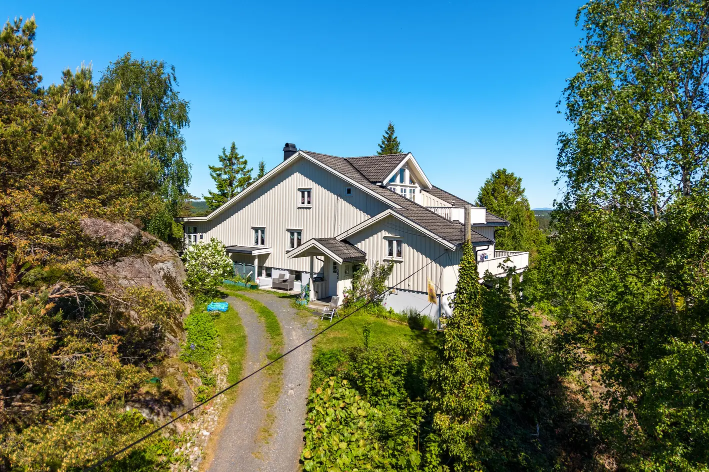Stor,usjenert arkitekttegnet eiendom| Flott havutsikt | Dbl. garasje | Oppgradert i 2000, se info. photo 2