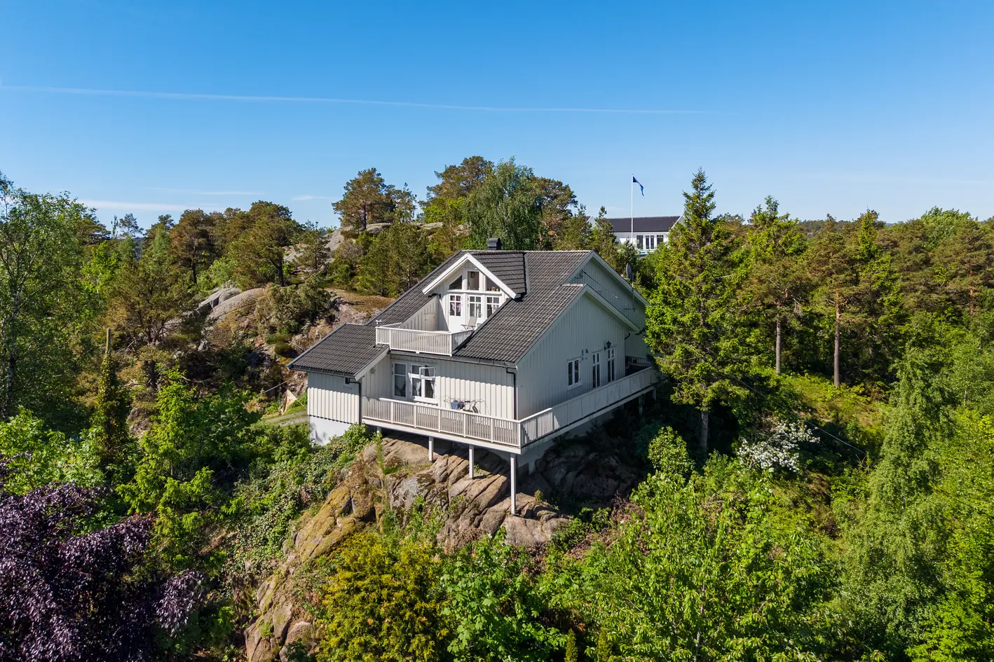 Stor,usjenert arkitekttegnet eiendom| Flott havutsikt | Dbl. garasje | Oppgradert i 2000, se info. photo 4