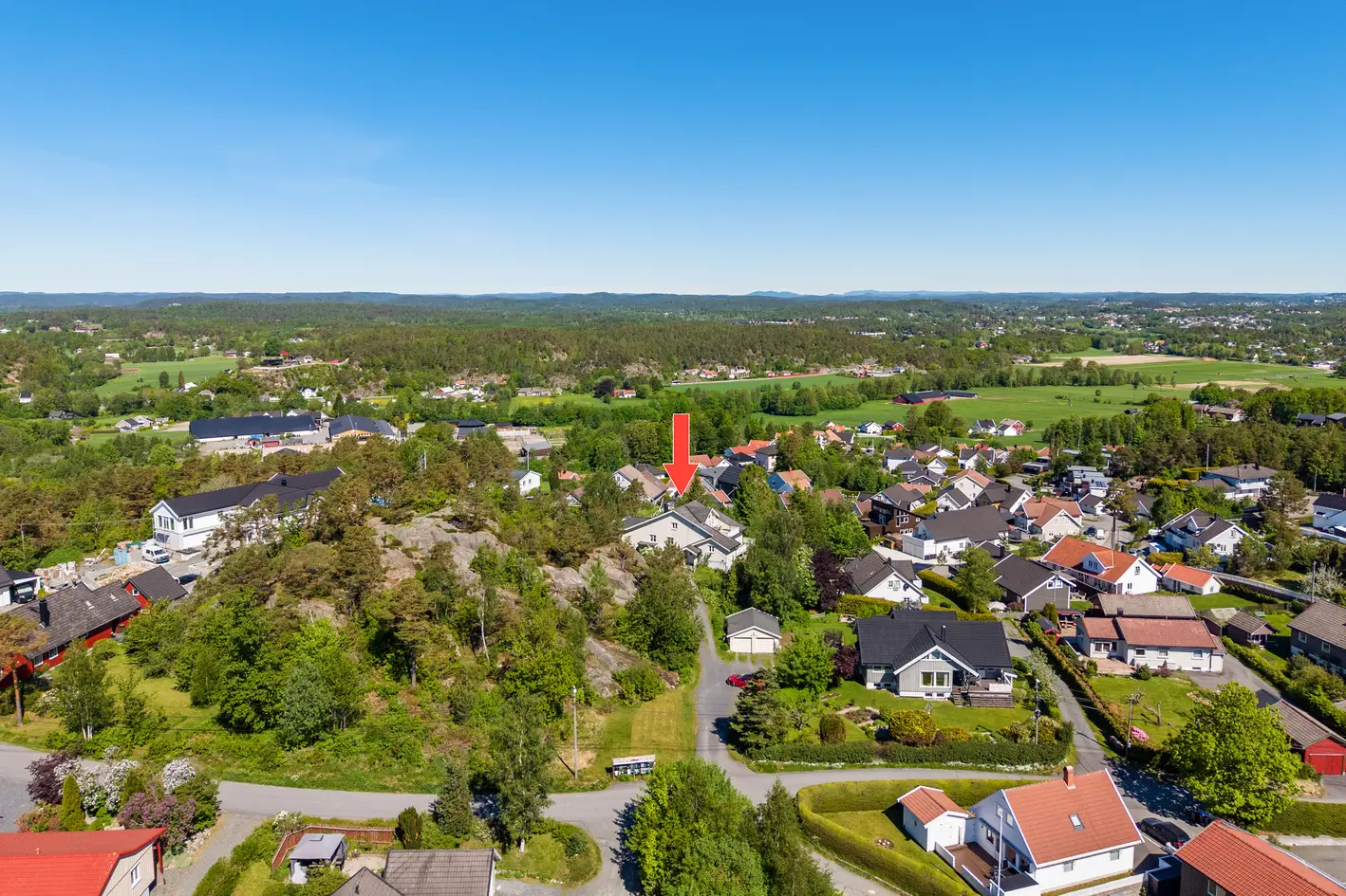 Stor,usjenert arkitekttegnet eiendom| Flott havutsikt | Dbl. garasje | Oppgradert i 2000, se info. photo 3