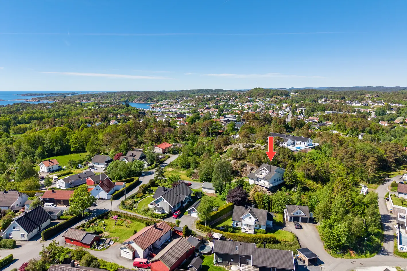 Stor,usjenert arkitekttegnet eiendom| Flott havutsikt | Dbl. garasje | Oppgradert i 2000, se info. photo 5
