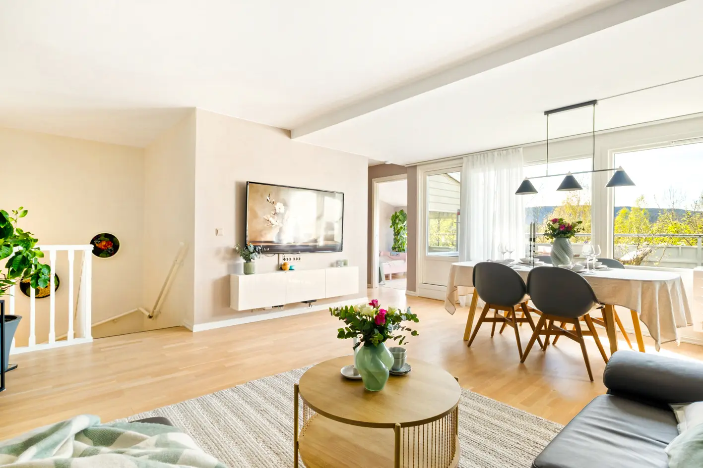 Lys og lekker leilighet over 2 plan på Kolsås | 3 soverom | 2 bad | Solrike uteplasser | Garasje m/lader photo 4