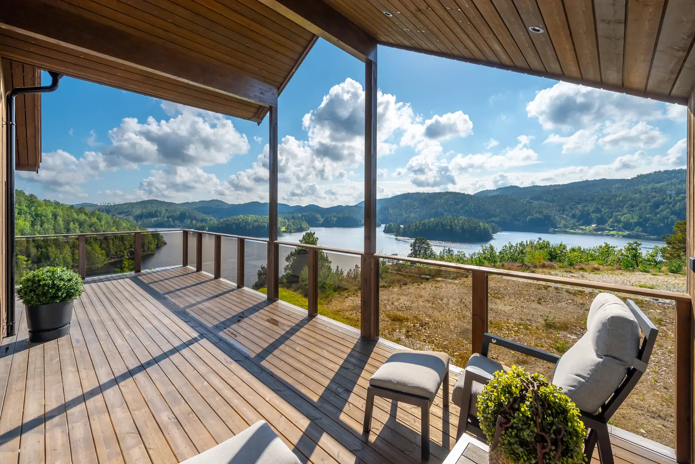 FROLANDS VERK  - Arkitekttegnet bolig med garasje & høy standard | Panoramautsikt over Trevann | Solrikt & opparbeidet. photo 5