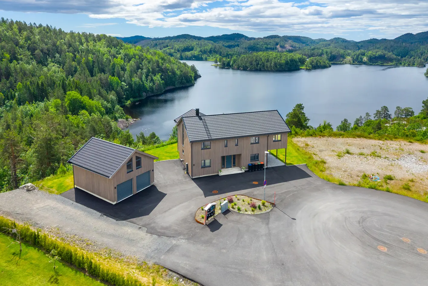 FROLANDS VERK  - Arkitekttegnet bolig med garasje & høy standard | Panoramautsikt over Trevann | Solrikt & opparbeidet. photo 2