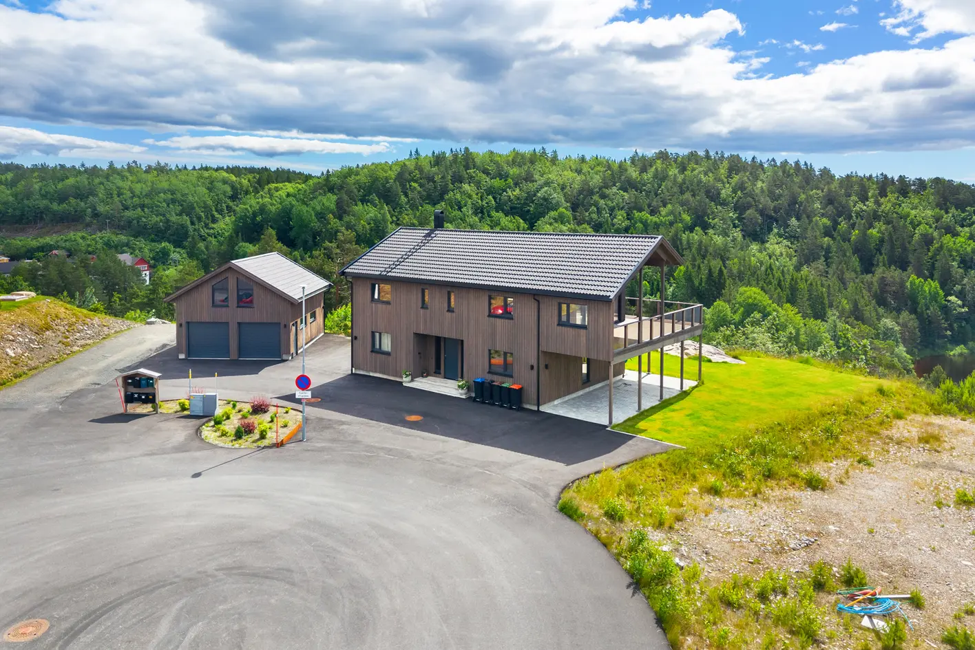 FROLANDS VERK  - Arkitekttegnet bolig med garasje & høy standard | Panoramautsikt over Trevann | Solrikt & opparbeidet. photo 3