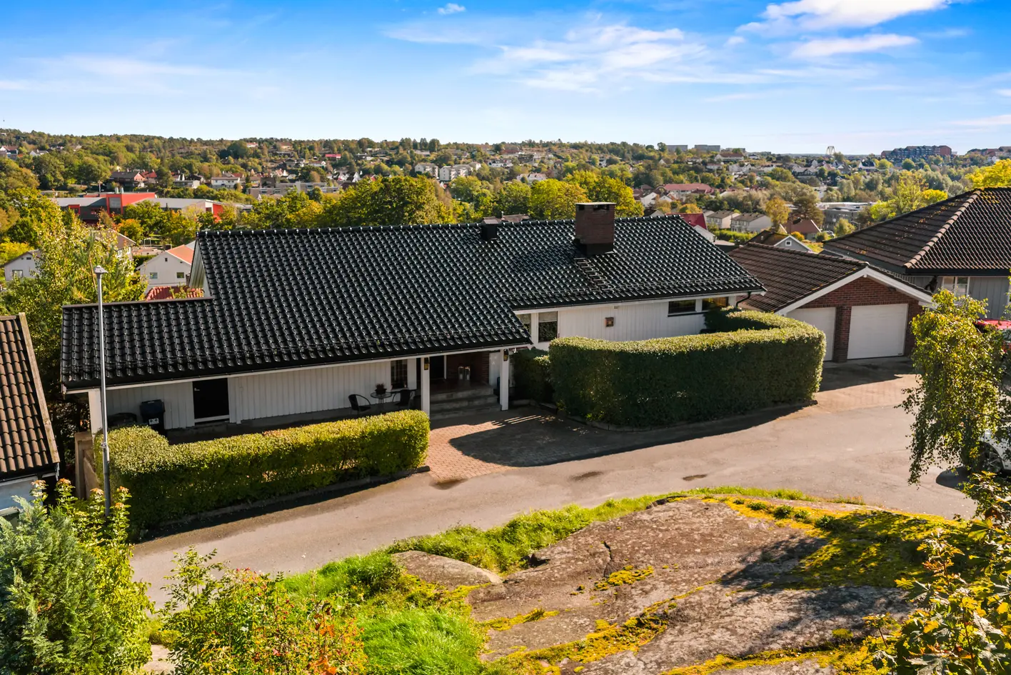 Arkitekttegnet familiebolig| Hybel | Skjermet og lettstelt tomt | Høyt og fritt med fin utsikt. 