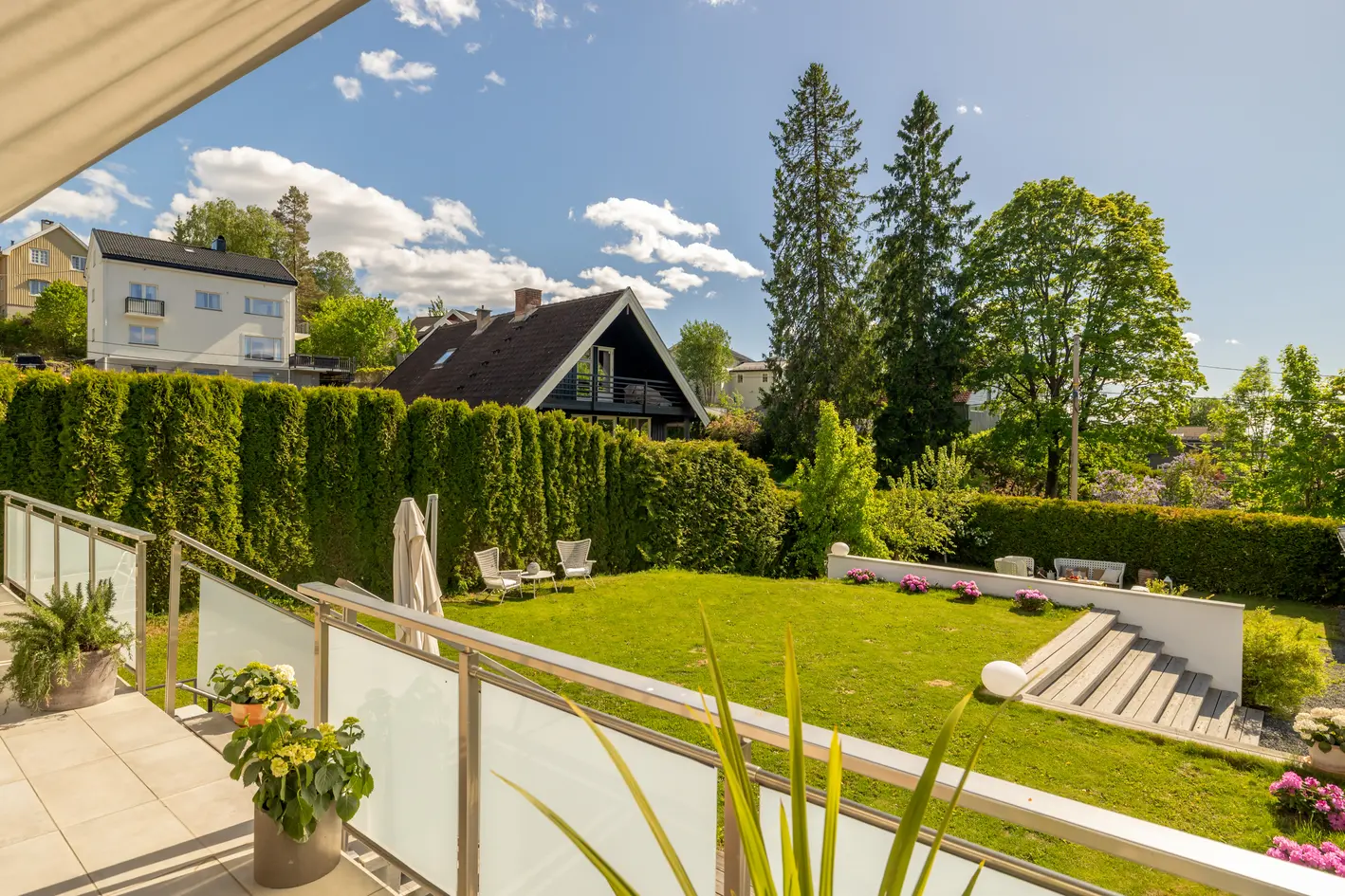 Arkitekttegnet funkisenebolig på Jar| 2 utleiedeler | Dobbelgarasje | Stor terrasse og skjermet hage med gode solforhold photo 4