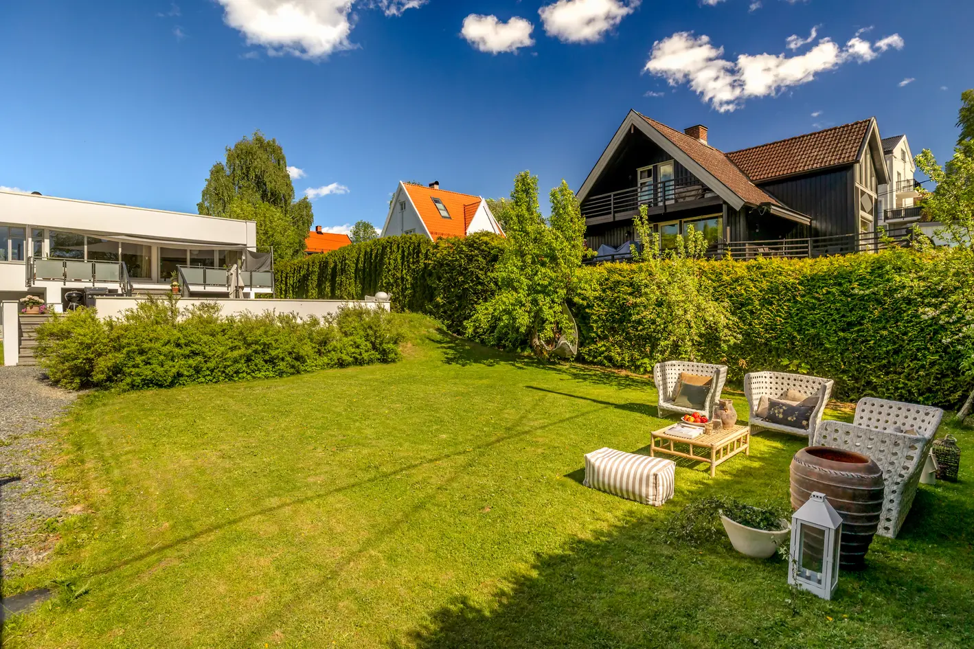 Arkitekttegnet funkisenebolig på Jar| 2 utleiedeler | Dobbelgarasje | Stor terrasse og skjermet hage med gode solforhold photo 5