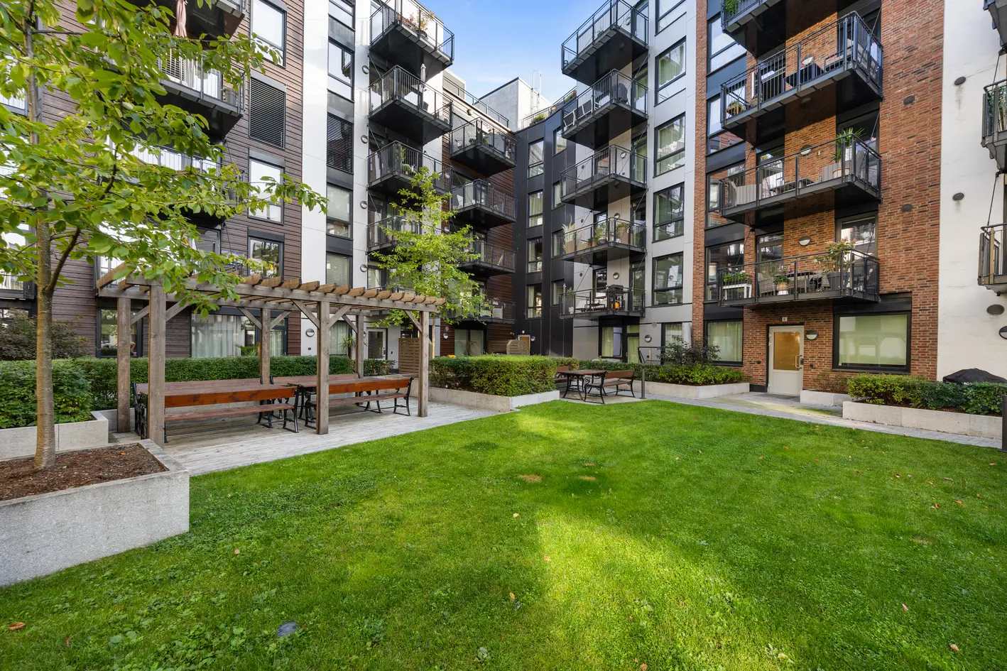 Moderne 3-roms leilighet fra 2018 - Garasje m/elbil-lader - Heis - Balkong - Konsept m/bla trening og velvære photo 2