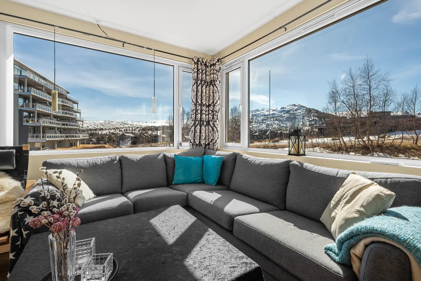 HOVDEN - Panorama | Innholdsrik hjørneleilighet i høy 1. etasje - solrikt og fin utsikt -3 sov - Garasje, hovden i setesdal