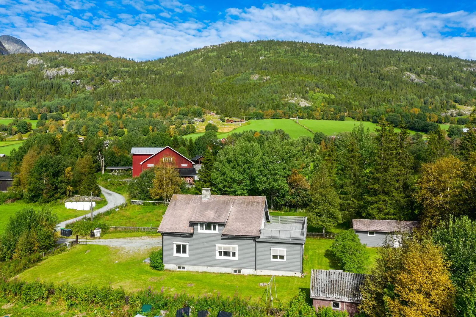 Ny Pris! Enebolig med stort potensial - Takterrasse - 6 soverom - 1-mål tomt - Fantastisk utsikt mot bla Hydnefossen - More