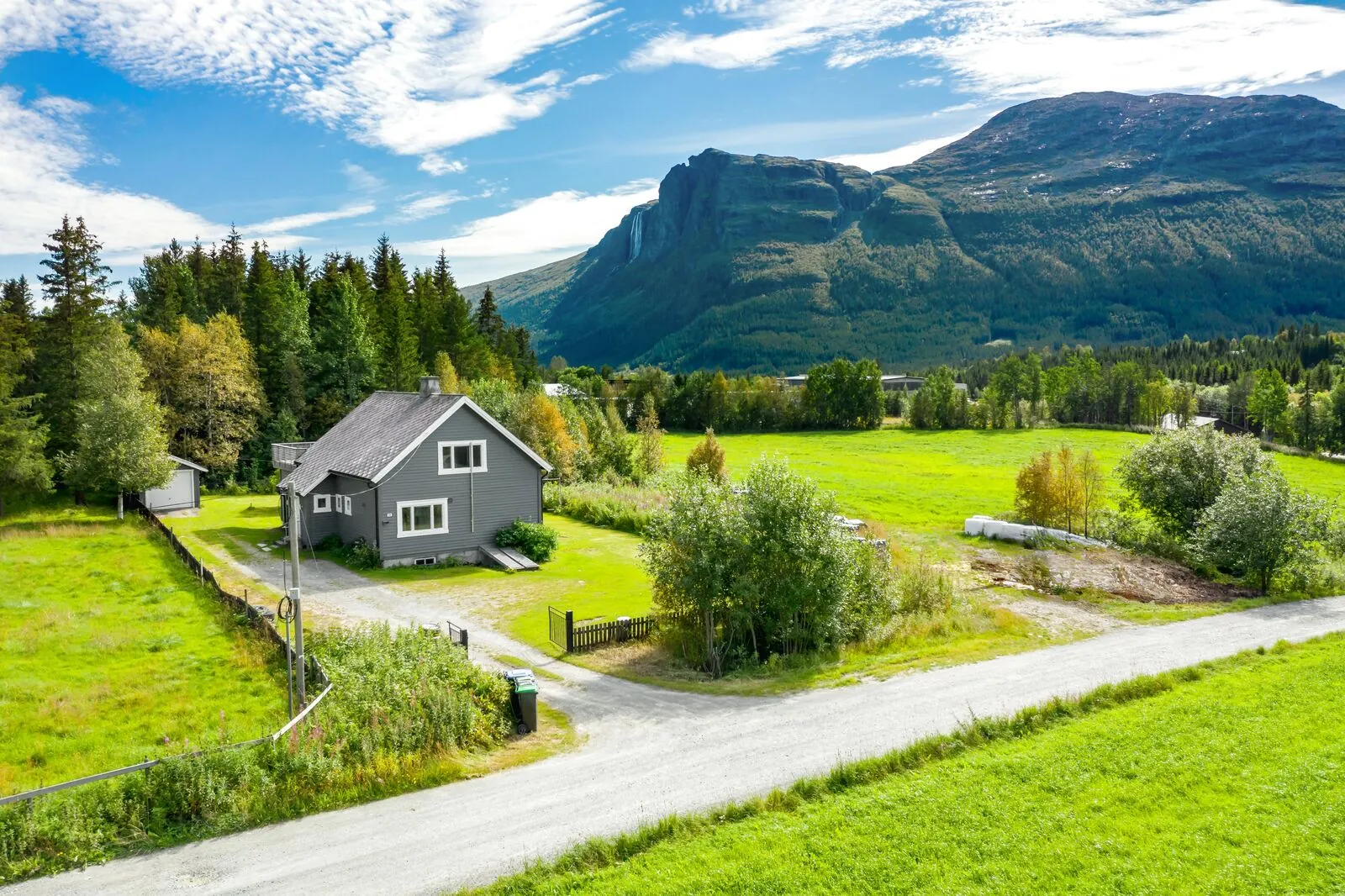 Ny Pris! Enebolig med stort potensial - Takterrasse - 6 soverom - 1-mål tomt - Fantastisk utsikt mot bla Hydnefossen - View 5
