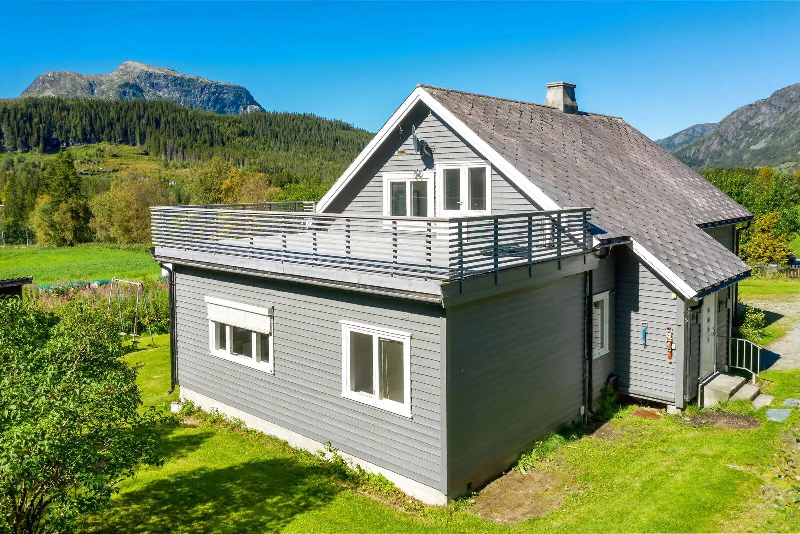 Ny Pris! Enebolig med stort potensial - Takterrasse - 6 soverom - 1-mål tomt - Fantastisk utsikt mot bla Hydnefossen - View 4