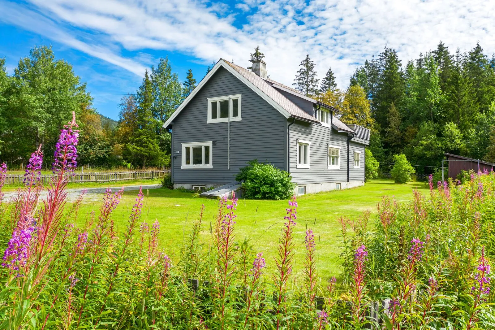 Ny Pris! Enebolig med stort potensial - Takterrasse - 6 soverom - 1-mål tomt - Fantastisk utsikt mot bla Hydnefossen