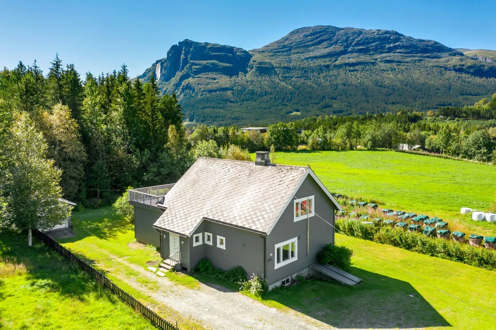 Ny Pris! Enebolig med stort potensial - Takterrasse - 6 soverom - 1-mål tomt - Fantastisk utsikt mot bla Hydnefossen - View 2