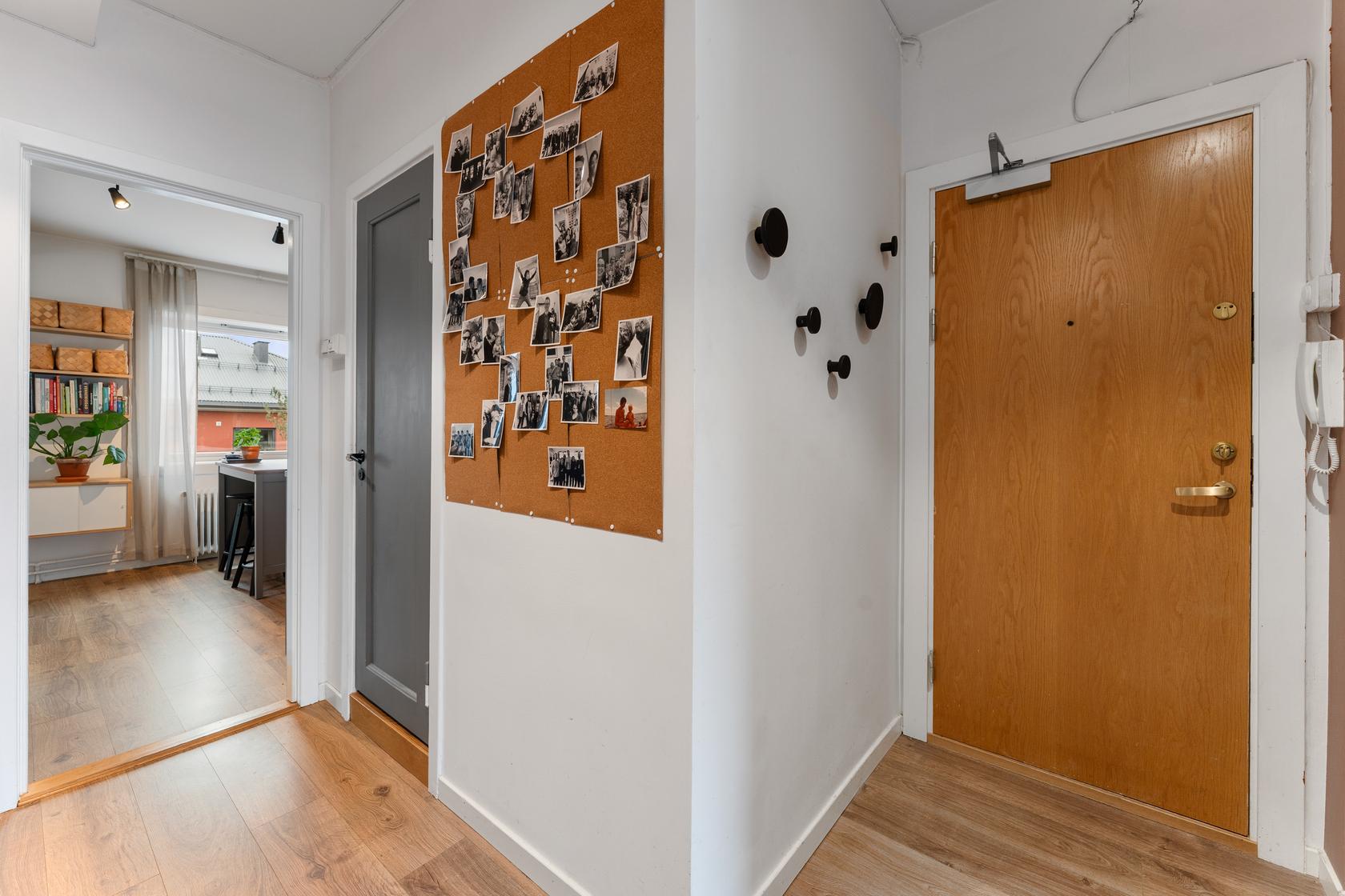 Velkommen inn i en hyggelig og innbydende entré som gir et godt førsteinntrykk av boligen.