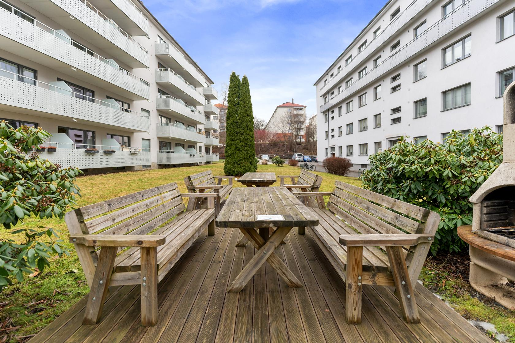 Hyggelig og opparbeidet bakgård med felles sittegrupper.
