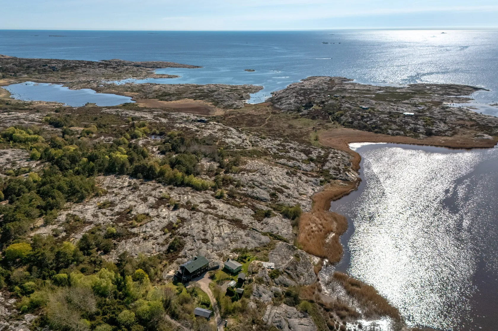 Usjenert beliggenhet i Hvalers skjærgård. 6,6 mål tomt i nasjonalpark og unik utsikt ut mot havet. Enebolig og anneks. - View 3