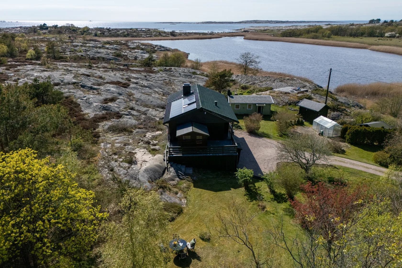 Usjenert beliggenhet i Hvalers skjærgård. 6,6 mål tomt i nasjonalpark og unik utsikt ut mot havet. Enebolig og anneks. - View 5